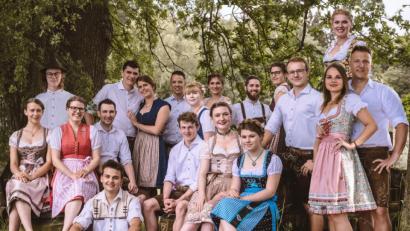 Bild: Stefanie Kiesbauer/Hope in pictures/exb
Von wegen Wirtshaus statt World Wide Web: Die "Weiherhammerer Kirwaleit" sind bei der Online-Kulturwoche des Landratsamts der Abräumer schlechthin.