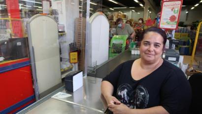 Bild: Kunz
Im Restpostenmarkt freut sich die Kassierin, dass sie seit Montag keine Maske mehr tragen muss.