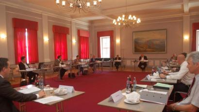 Bild: gib
In ausreichendem Corona-Abstand saßen die Oberpfälzer Bezirksräte beisammen.