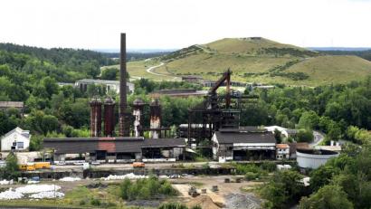 Bild: Petra Hartl
Die Maxhütte ist das Wahrzeichen des Stadtteils Rosenberg. Als Industriedenkmal gehört das Stahlwerk zum Erbe der bayerischen Wirtschaftsgeschichte – in ihm steckt großes Entwicklungspotenzial. Doch um das ausschöpfen zu können, müsse zunächst dringend der Verfall gestoppt werden, sagen Fachleute eines Büros für Industriearchäologie.