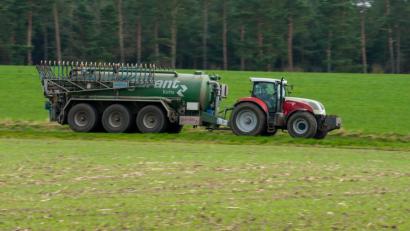 Bild: Philipp Schulze/dpa
Ein leeres Güllesfass schaukelte bei der Fahrt im schwäbischen Wittislingen so sehr, dass es gegen eine Leitplanke krachte und den Traktor umriss.