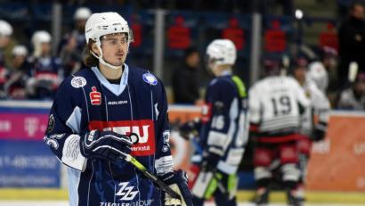 Bild: gb
Filip Hadamczik trägt auch in der kommenden Saison das Trikot der Blue Devils Weiden.