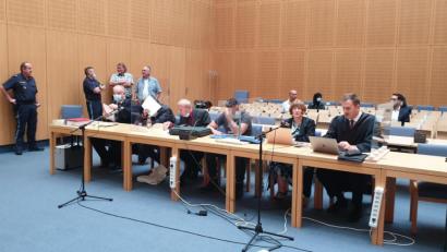 Bild: msh
Die Angeklagten Ahmad E. (sitzend, Zweiter von links) und Khaled E. (sitzend, Dritter von rechts) mit ihren Anwälten und dem Übersetzer.