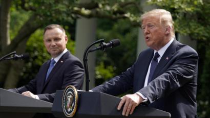 Bild: Evan Vucci/AP/dpa
US-Präsident Donald Trump (rechts) spricht neben seinem polnischen Amtskollegen Andrzej Duda während einer Pressekonferenz im Rosengarten des Weißen Hauses über die Verlegung von US-Truppen aus Deutschland nach Polen.