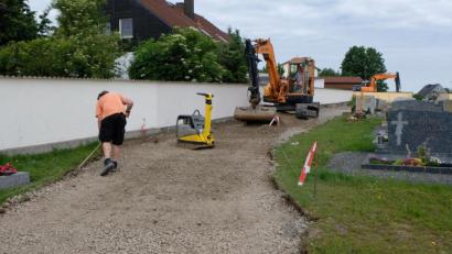 Bild: le
Die katholische Kirchengemeinde St. Johannes der Täufer hat einige Bauprojekte zu schultern. Unter anderem werden dringende Sanierungsarbeiten in der Friedhofsanlage und in der Aussegnungshalle erledigt.