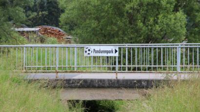 Bild: upl
Der Langangerweg und der Sportpark in Raigering bekommen eine neue Zufahrt. Die Gemeinde Freudenberg saniert die Brücke über den Krumbach.