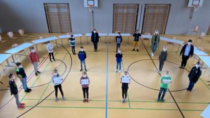 Bild: Grundschule Fensterbach/exb
Die Grundschüler freuten sich über die Masken mit Schullogo. Ermöglicht hatten sie Elternbeirat, Förderverein und die Fachlehrkräfte Andrea Hoffmann und Luise Benz.