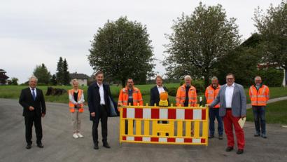 Bild: exb
Bild (von links): Helmut Voit, Bürgermeister der Gemeinde Nagel, Daniela Höpfner vom Staatl. Bauamt, Landrat Peter Berek, Steffen Künzel, Thomas Küfner und Lothar Wolf von der Firma SGB Tiefbau GmbH, Erwin Kislinger von der Straßenmeisterei Wunsiedel, der Siegfried Beck vom Staatlichen Bauamt sowie Horst Ringlein von der Straßenmeisterei Wunsiedel