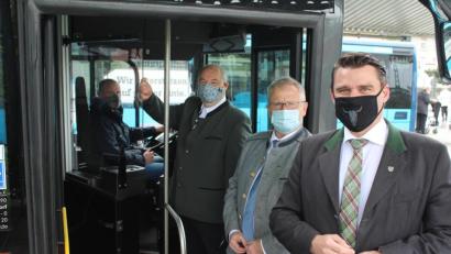 Bild: Hans Prechtl/exb
Landrat Thomas Ebeling (von links), Oberbürgermeister Andreas Feller, Firmeninhaber Wolfgang Wies und einer seiner Mitarbeiter auf dem Fahrerplatz begrüßen die wieder gegebene Möglichkeit, Fahrgäste vorne einsteigen zu lassen und dabei den Fahrpreis kassieren zu können.