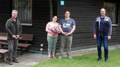 Bild: wro
Bürgermeister Wolfgang Braun (links) und Marktrat Harald Bächer (rechts) wünschten dem neuen Pächter Benjamin Sperber und seiner Lebensgefährtin Jessica Flunk viel Erfolg bei der künftigen Arbeit im Waldbadeweiher-Kiosk.