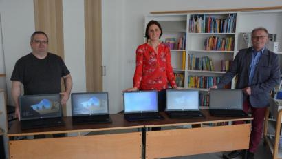 Bild: jr
Die neuen Laptops können Eltern von Grundschulkindern ausleihen, wenn daheim kein solches Gerät zur Verfügung steht. Bei der Übergabe mit dabei waren Rathaus-Mitarbeiter Thorsten Malikowski (links), Schulleiterin Johanna Reger und Bürgermeister Max Bindl.