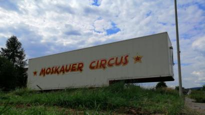 Bild: wpt
Die Furchen in der Wiese zeugen noch vom Abtransport der zwei Anhänger des Moskauer Circus. Unterstützerin Silvia Loew kann nicht nachvollziehen, warum weder die Zirkusbetreiber noch sie als Besitzerin des Grundstücks von der Beschlagnahmung informiert wurden.