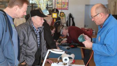 Bild: Wolfgang Steinbacher
Manchmal sind es nur Kleinigkeiten, die sich schnell reparieren lassen: Beim Repaircafé (unser Bild entstand in Freudenberg in der Schulwerkstatt) nehmen ehrenamtliche Tüftler, von denen jeder sein Spezialgebiet hat, kaputte Kleingeräte unter die Lupe.