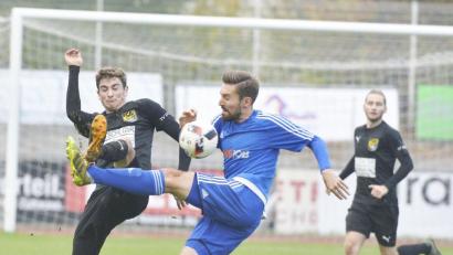 Bild: Ziegler
Kampf um den Ball, Mann gegen Mann - wann wird es solche Szenen, wie hier beim Bezirksliga-Spitzenspiel des FC Amberg gegen den SV Etzenricht (0:0) am 27. Oktober 2019, wieder auf den Amateurfußballplätzen geben?