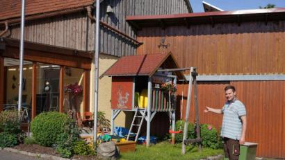 Bild: fvo
Christian Müller zeigt an die Stelle, an der vor 700 Jahren die Pfarrkirche Bernrieth stand.