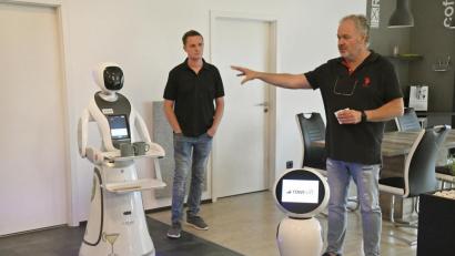 Bild: Petra Hartl
Rainer Becker von der Firma Showbotixx (rechts) stellte im Beisein von Rowisoft-Chef Robert Wismet die Roboter Jaime und Amy vor.