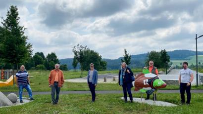 Bild: nza
Regierungsbaudirektorin Regina Harrer (Dritte von rechts) zeigte sich erfreut über die Entwicklungen in Krummennaab. Beim Rundgang begleiteten sie Bauamtsleiter Gerhard Streibelt, Dritter Bürgermeister Reinhard Naber, Bürgermeisterin Marion Höcht, Zweiter. Bürgermeister Herbert Mattes und Gemeinderat Andreas Heinz (von links).