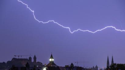 Bild: Daniel Karmann/dpa
Die Unwetterwarnungen für die Kreise Schwandorf und Cham sind aufgehoben worden. Der Deutsche Wetterdienst (DWD) warnte vor schweren Gewittern (Stufe 3 von 4) am Donnerstag in diesen Gebieten.