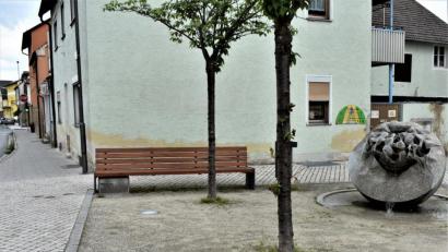 Bild: rgr
Den "Grafenwörther Platz" in Grafenwöhr gibt es seit fünf Jahren. Die Städtepartnerschaft zwischen Grafenwöhr und Grafenwörth wurde vor 25 Jahren eingegangen.