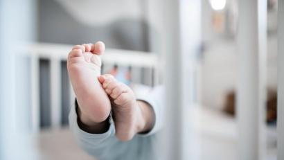 Symbolbild: Fabian Strauch/dpa
Die Schwester unserer Autorin hat ein Baby bekommen. Es ist das erste Enkelkind in der Familie und wird heißgeliebt.