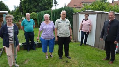 Bild: jr
Zu den Geburtstagsgratulanten für Bernhard Thoma, hier im Bild mit Ehefrau Irmgard (Mitte), zählten (von links) Wanderfreunde-Vorsitzende Andrea Zinnecker, die Vorstandsmitglieder Max und Maria Kunz, sowie Zweiter Bürgermeister Johann Brandl.