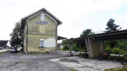 Bild: Gabi Schönberger
Eine Machbarkeitsstudie zur Umgestaltung des Schwarzenbacher Bahnhofsareals (Bild) und des Gemeindezentrums soll noch heuer in Auftrag gegeben werden. Die Gemeinde veranschlagt dafür im Haushalt 45 000 Euro.