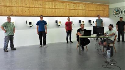 Bild: exb
Die Linda- Schützen nach der Montage der Messrahmen und beim ersten Funktionstest der EDV- Installation. Im Bild (hinten von links) Vereinskassier Dieter Beer, Vorsitzender Martin Riedl, Sportleiter Uwe Dybicki, die Ausschussmitglieder Thomas Göhl und Lukas Lanzendörfer sowie (vorne von links) Zweiter Jugendleiter Michael Riedl und Zweiter Vorsitzender Martin Freundl.