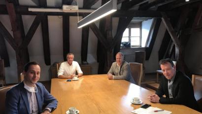 Bild: exb
Klärungsgespräch im Rathaus von Hirschau (von links): BRK-Kreisgeschäftsführer Sebastian Schaller, Hirschaus Bürgermeister Hermann Falk, Schnaittenbachs Bürgermeister Marcus Eichenmüller und der Geschäftsleiter des Zweckverbands, Stefan Nepp.