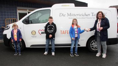 Bild: wro
Greta, David und Emma überreichten der Vorsitzenden der Mitterteicher Tafel, Nicole Fürst (von links), ihr gefülltes Sparschwein, um es anschließend gemeinsam zu schlachten.