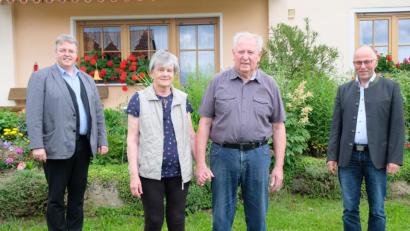Bild: do
Feuerwehrchef und stellvertretender Bürgermeister: Das sind nur zwei von vielen Ehrenämtern, die Hans Diepold über Jahrzehnte bekleidete. Unser Bild zeigt den Jubilar mit Ehefrau Rosi, Pfarrer und Prior Adrian Kugler (links) sowie Bürgermeister Albert Nickl (rechts).