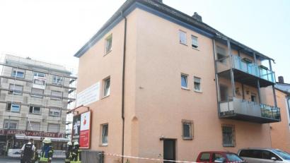 Bild: Gabi Schönberger
Im obersten Stockwerk eines Mehrfamilienhauses in der Bahnhofstraße kommt es am Freitagmorgen zu einer Verpuffung.