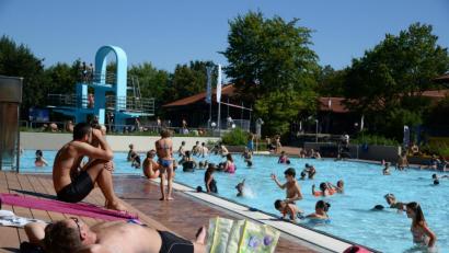 Archivbild: Petra Hartl
Im Hockermühlbad sind ab 3. Juli wieder alle Bereiche nutzbar. Auch der Sprungturm und das Nichtschwimmerbecken. Allerdings dürfen sich zeitgleich maximal nicht mehr als 1100 Besucher auf dem Gelände befinden.