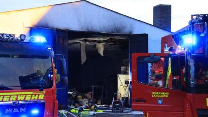 Bild: Alexander Auer
Eine Lagerhalle eines stillgelegten Speditionsgebäudes brannte am Mittwoch in Schierling (Kreis Regensburg).