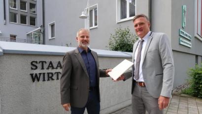 Bild: Kunz
Schulleiter Thomas Reitmeier (links) überreicht seinem neuen Stellvertreter Eduard Bauer die Urkunde.