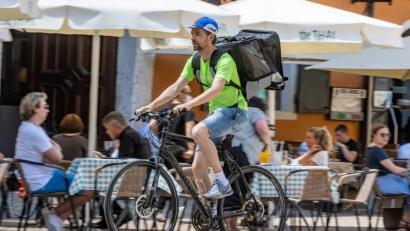Bild: Armin Weigel/dpa
Benedikt liefert mit seinem Fahrrad Mensa-Essen aus.