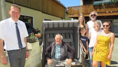 Bild: adj
Im Kreise seiner Familie feiert Ludwig Beutler seinen 80. Geburtstag. Bürgermeister Ernst Schicketanz (links) überbringt die Glückwünsche der Gemeinde.