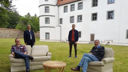 Bild: ck
Florian Mittelmeier (Schaltlücke), Bürgermeister Andreas Wutzlhofer, Hannes Gilch (MiVoh) und Wolfgang Meidenbauer (Landestheater Oberpfalz) (von links) planen einige Veranstaltungen im Schlossgarten der Friedrichsburg.
