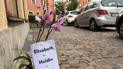 Bild: upl
Eine Orchidee für "Elisabeth, die Heldin von der langen Gasse".