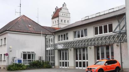 Bild: Gabi Schönberger
Die aktuelle Hauptwache der Feuerwehr Weiden wird zu klein. Möglicherweise soll ein Neubau in Weiden-Ost entstehen. Noch sind aber viele Fragen offen.