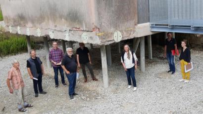 Bild: ld
Helmpflicht besteht nun nicht mehr! Nun geht es an die Äußerlichkeiten. Regierungsdirektorin Regina Harrer (Dritte von rechts) informierte sich über den aktuellen Stand. Mit dabei (von links) der ehemalige Bürgermeister Ludwig König, Bürgermeister Bernhard Schindler, Baumamtsleiter Achim Scherm, Bauleiter Karl Landgraf, Zweiter Bürgermeister Christian Drehobel, Kreisfachberater Harald Schlöger und Architektin Anna Firak