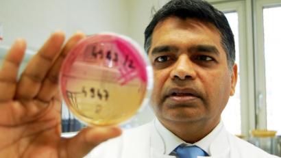 Bild: exb/Klinikum (Kramer)
Mit dem Blick in eine Petri-Schale kennt er sich aus: Professor Hamid Hossain ist seit fast 20 Jahren Facharzt für Mikrobiologie, Virologie und Infektionsepidemiologie. Seitdem schüttelt er fast niemandem mehr die Hand – aus gutem Grund, wie er im Interview erklärt.