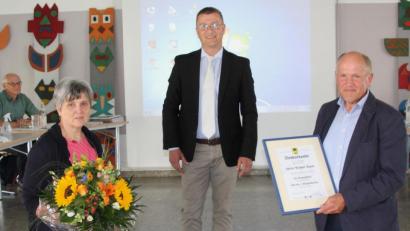 Bild: fsb
Bürgermeister Dietmar Schaller nach der Überreichung der Dankesurkunde an seinen Vorgänger Michael Bauer und eines Blumenstraußes an dessen Frau Monika