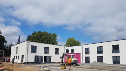 Bild: gi
Das Haus für betreutes Wohnen und Tagespflege geht am 1. August 2020 in Betrieb. Derzeit werden die Außenanlagen hergestellt.