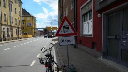 Bild: Kunz
Gefährlich oder nicht. Zumindest wirkt das Verkehrsschild in der Nikolaistraße irritierend auf den Radler.