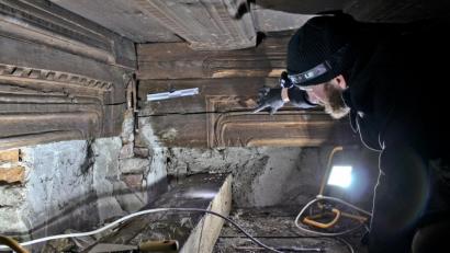 Bild: Johannes Steidl
Im Licht von Scheinwerfer und Stirnlampe begutachtet Bauherr Johannes Steidl die entdeckten Schnitzereien. Der Architekt ist ganz begeistert davon, wie gut sich die Schiffskehlen, Bänderungen und Ornamente über die Jahrhunderte hinweg erhalten haben.