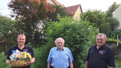 Bild: krb
Das BRK gratuliert Johann Späth (Mitte) zum 90. Geburtstag.