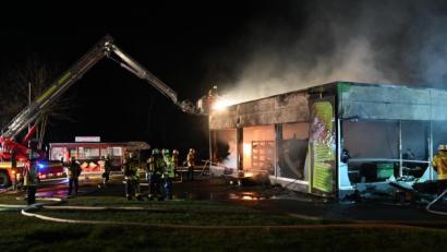 Bild: gf
Der Flachbau einer Auto-Service-Firma brannte in Amberg in der Hans-Sachs-Straße völlig aus.