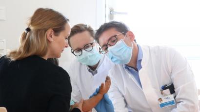 Bild: UKR Regensburg
Chirurgen der Plastischen, Hand- und Wiederherstellungschirurgie (PHW) des Universitätsklinikums Regensburg (UKR) haben die abgetrennten Finger eines Dreijährigen in einer mehrstündigen Operation replantiert. Der Junge hatte sich die Finger am Rasenmäher abgetrennt.