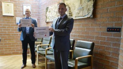 Bild: exb/Stadtverwaltung Stadt Weiden 
Den Beschäftigten im öffentlichen Dienst danken (von links) Alexander Gröbner, Geschäftsführer Verdi-Bezirk Oberpfalz, und Oberbürgermeister Jens Meyer.