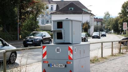 Archivbild: Nadine Schlegl/ZV KVS Oberpfalz
„Beppi“ im Einsatz: Bei der Testphase im vergangenen Jahr erwischte die Semistation 5276 Autofahrer, die zu schnell unterwegs waren.
